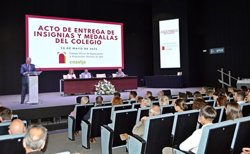 El Colegio de Aparejadores y Arquitectos Técnicos de Jaén celebra una emotiva gala de reconocimientos a sus colegiados.