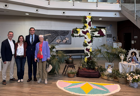 El vicepresidente primero de la Diputación, Juan Latorre, visita la fiesta de las Cruces de Mayo de Aprompsi.