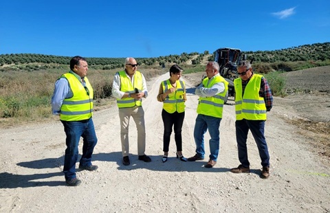 La Junta destina cerca de 400.000 euros a la mejora de caminos rurales en Cazalilla y Jamilena.