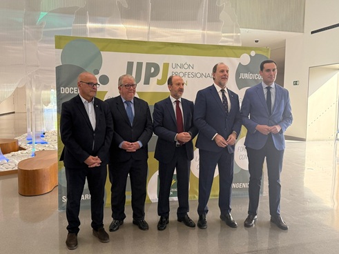 El subdelegado destaca el papel clave de los Colegios Profesionales en el desarrollo social y económico.