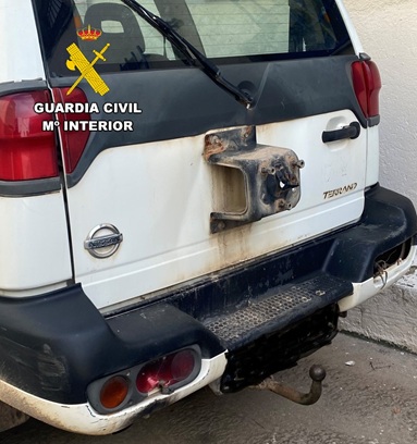 La Guardia Civil esclarece 17 delitos por hurto de faros de vehículos todoterreno en La Carolina.