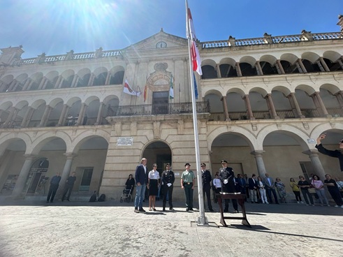 El Ayuntamiento celebra el Día de Andújar con el izado de la bandera.