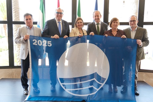 El alcalde de Andújar recoge la Bandera Azul que ondeará en El Encinarejo.