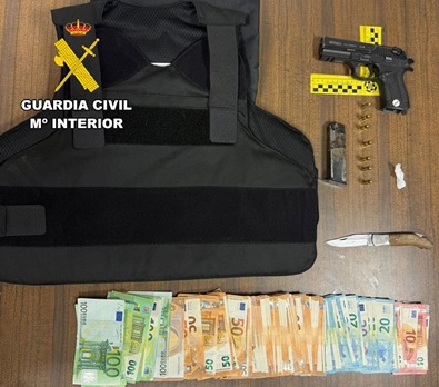 La Guardia Civil detiene a un hombre que portaba oculta en su vehículo una pistola municionada.