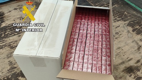La Guardia Civil detiene al conductor de un camión que transportaba 96.000 cajetillas de tabaco de contrabando.
