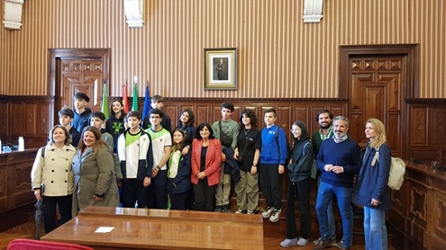 Un grupo de estudiantes griegos que participan en el programa Erasmus+ visita el Palacio Provincial.