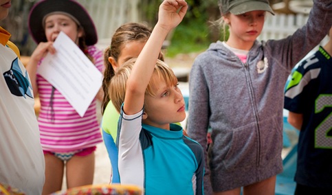 Planificar con antelación y consultar reseñas, claves para contratar un campamento de verano.