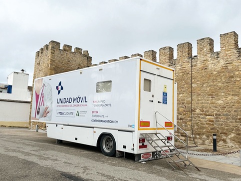 La Unidad Móvil para la detección precoz del cáncer de mama se instala en Lopera.