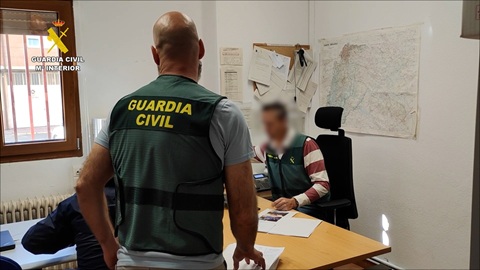 Dos detenidos por estafar más de 250.000 euros a la persona que cuidaban.