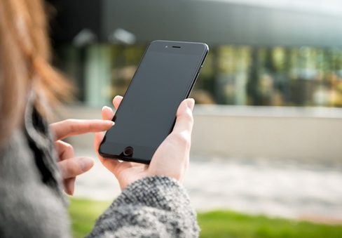 Estafas telefónicas: FACUA alerta de llamadas que simulan ser compañías eléctricas que ofrecen falsas compensaciones por el apagón de luz.