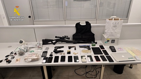 La Guardia Civil ha desmantelado una organización criminal dedicada al tráfico de armas y drogas en Castellón, Tarragona y Jaén.