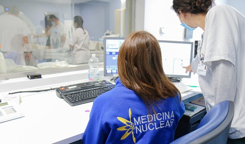 Las mujeres representan la mayoría de solicitantes al grado de Medicina y los hombres, a las Ingenierías.