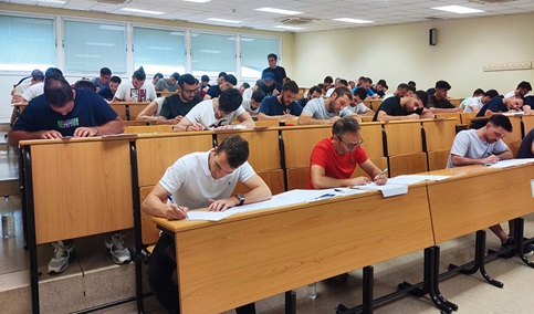 Casi 42.000 aspirantes comienzan mañana las oposiciones docentes en Andalucía.