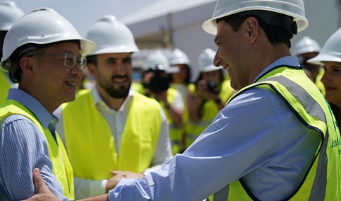 Juanma Moreno destaca el renacimiento industrial de Linares y la provincia de Jaén gracias al impulso de las inversiones chinas.
