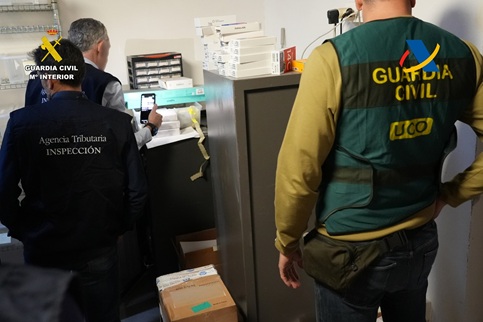 Desarticulada una organización criminal responsable del fraude de más de 20 millones de euros en el IVA de la comercialización de teléfonos móviles.