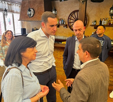 Más de un centenar de personas usuarias del servicio de ayuda a domicilio se dan cita en una jornada en Lopera.