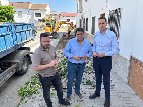 Juan Latorre se reúne con el alcalde de Marmolejo para abordar líneas de colaboración entre Diputación y Ayuntamiento.