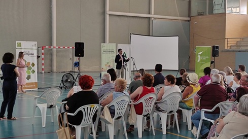 Más de 250 mayores de 65 años de 8 municipios participan en el programa “Capacitación digital para la ciudadanía”.