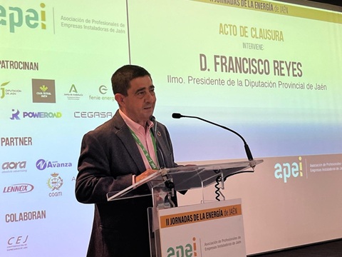 Reyes plantea aprovechar los recursos sostenibles para generar riqueza y empleo en la clausura de las II Jornadas de la Energía.