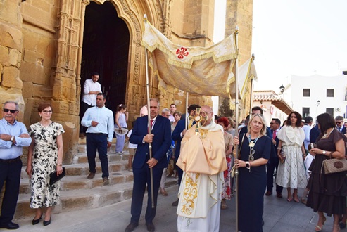 La procesión del Corpus Christi recorrió las principales calles de Lopera.