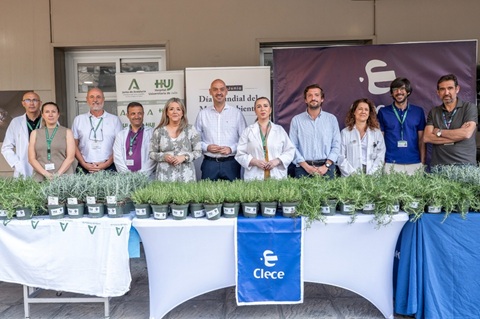 Los hospitales de Jaén reparten plantones con motivo del Día del Medio Ambiente.