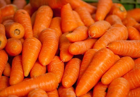 Zanahorias (10,7%), patatas (8,4%) y lechugas iceberg (6,1%), los alimentos básicos que más se han encarecido en junio.