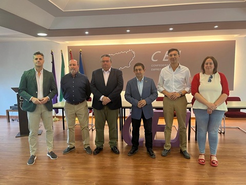 Empresarios y sindicatos conocen la nueva convocatoria de ayudas al empleo intensivo de la Diputación de Jaén.