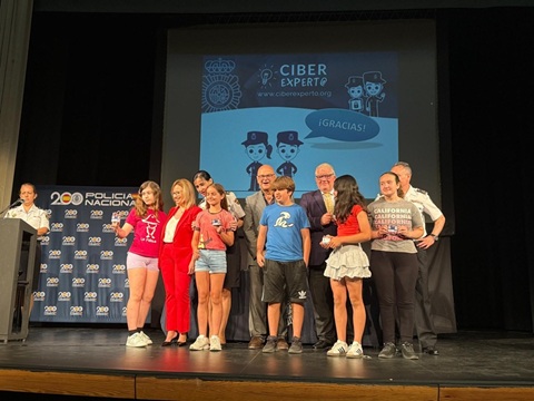 Fernández pone en valor el Programa Ciberexpert@ que ha formado en este curso a casi 600 escolares en el uso seguro y responsable de internet.
