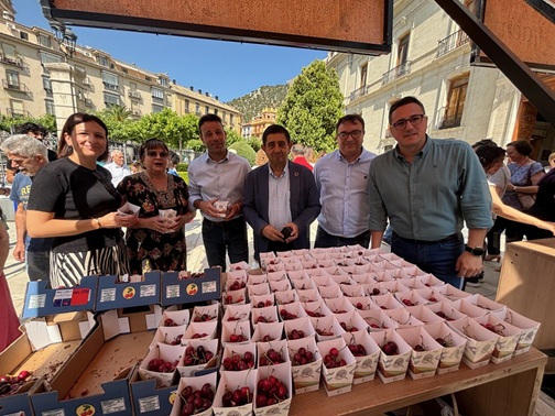El Palacio Provincial acoge la 13ª Muestra de la Cereza para promocionar las bondades de este producto.