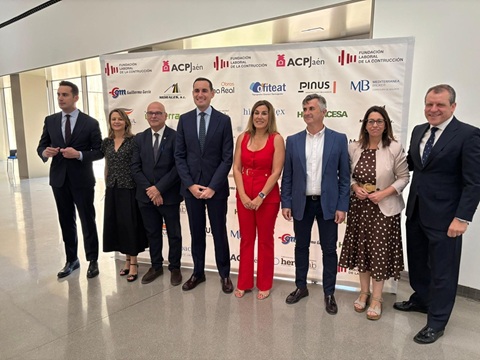 Latorre destaca el esfuerzo inversor de la Diputación en obra pública, con más de 71 millones de euros.