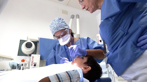 Andalucía amplía la atención bucodental infantil y facilita la cita con el dentista de Atención Primaria.