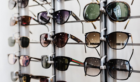 Consumo recomienda no guiarse exclusivamente por criterios estéticos en la compra o uso de gafas de sol.