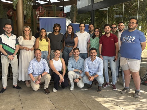 Jóvenes jiennenses analizan herramientas para retener talento en España.