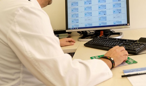 Salud garantiza la atención sanitaria en verano con el mayor volumen de contratos de los últimos años.