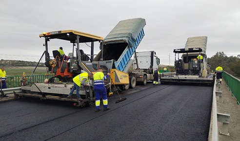 El Gobierno andaluz invierte dos millones de euros en proyectos de mejora de las carreteras autonómicas.