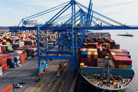 Las exportaciones siguen creciendo y aumentan un 0,8% interanual, por encima de las principales economías europeas.