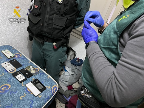 Detenida una trama acusada de estafar casi 1,6 millones de euros por internet.