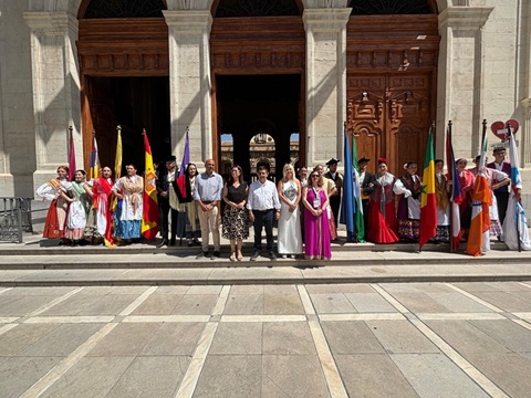 El Palacio Provincial se llena de color y cultura con la recepción de participantes del 38ª Festival Folk del Mundo.