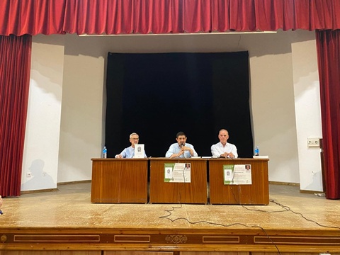 Reyes participa en la presentación de un libro dedicado a refranes y coplillas populares escrito por Manuel Vallejo.