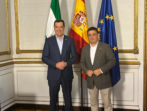 Reyes reclama al presidente de la Junta el mismo trato que tiene el Gobierno de España con la provincia.