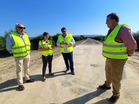 La delegada territorial de Agricultura, Soledad Aranda, visita las obras que se ejecutan en el camino rural ‘Del Secadero’, en el término municipal de Marmolejo.
