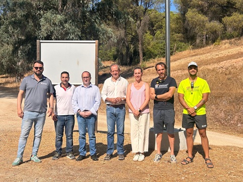 El Ayuntamiento de Andújar iza la Bandera Azul en El Encinarejo tras revalidar su compromiso con la calidad y la sostenibilidad.