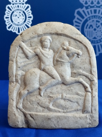 La Policía Nacional recupera una estela funeraria romana del siglo II d.c. robada en 1996 en Bulgaria.