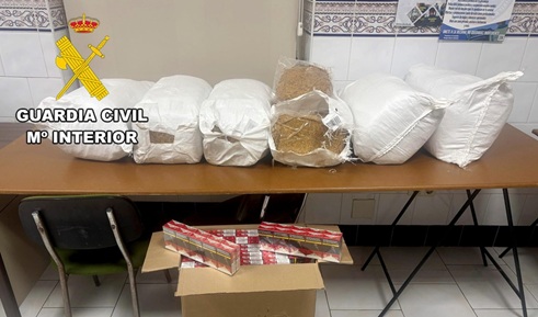 La Guardia Civil intercepta un vehículo que transportaba 60 kilos de tabaco de contrabando.