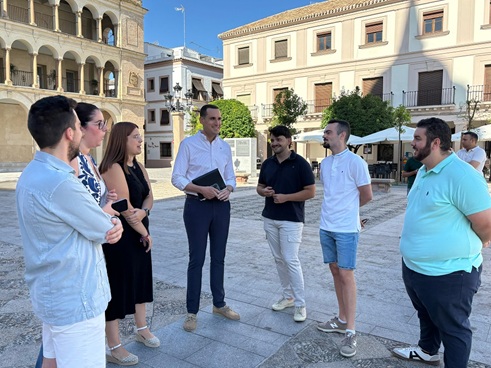 Latorre acusa a Juanma Moreno de aplicar “tierra quemada” a las políticas de juventud en Andalucía.