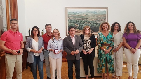 El presidente de Diputación pone a María Isabel Gallardo como ejemplo de que Jaén es una tierra de oportunidades.