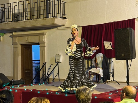 Copla de Barrio llenó de canciones de siempre la Plaza de San Roque de Lopera.