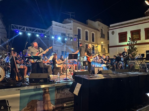 La Plaza de la Constitución de Lopera acogió un concierto fusión entre música sinfónica y rock.