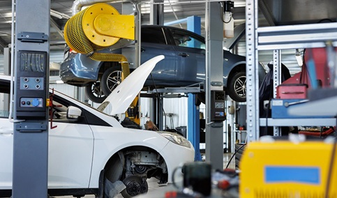 Los talleres de reparación de vehículos acogen inspecciones para comprobar el cumplimiento de la normativa.