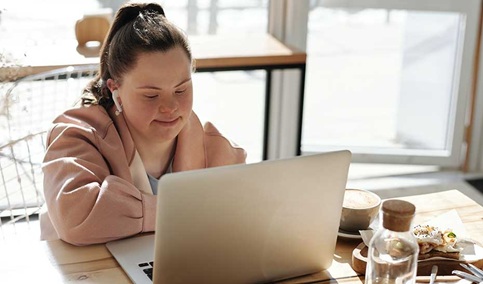Andalucía pone en marcha un nuevo itinerario formativo para incentivar el empleo de mujeres con discapacidad.